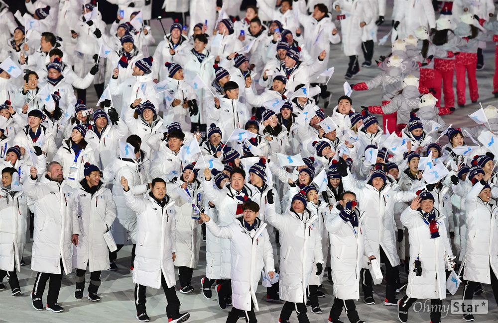 '평창은 평화' 남북공동입장 9일 오후 강원도 평창 올림픽 스타디움에서 열린 2018 평창동계올림픽 개회식에서 'KOREA' 피켓과 한반도기를 앞세운 남북 선수들이 공동입장하고 있다.