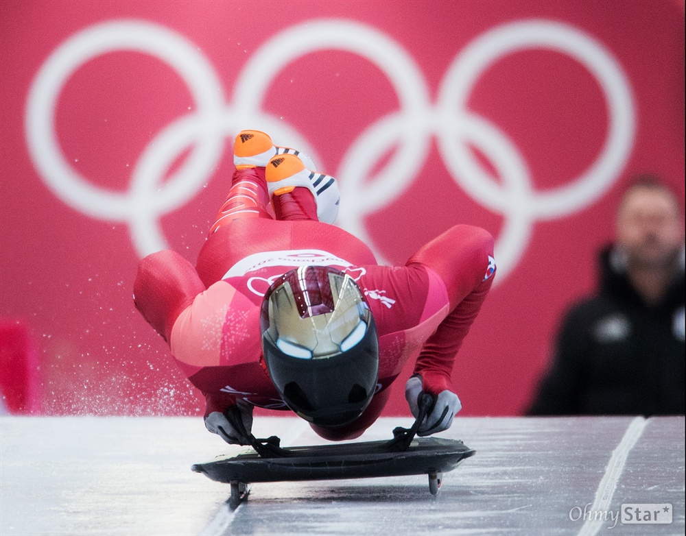  스켈레톤 윤성빈 선수가 16일 오전 강원도 평창 올림픽 슬라이딩 센터에서 3차 주행 출발을 하고 있다. 
