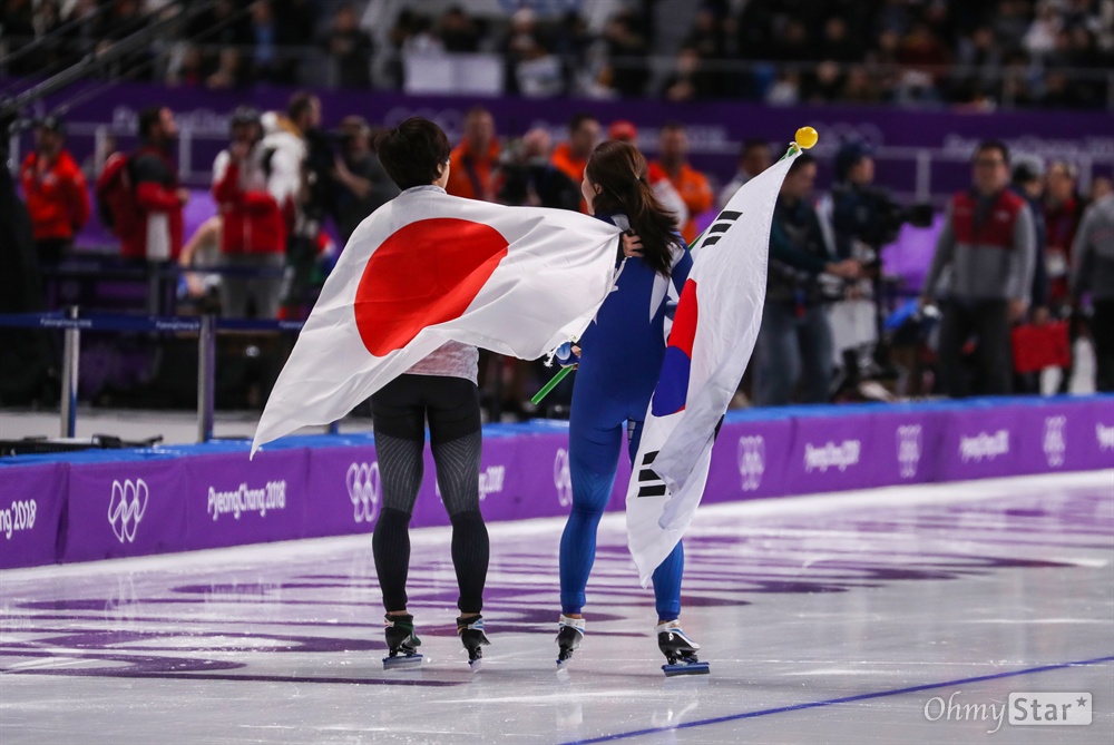  이상화 선수가 18일 오후 강원도 강릉스피드스케이팅 경기장에서 열린 평창동계올림픽 여자 스피드스케이팅 500미터에서 37초33을 기록하며 은메달을 획득한 뒤 태극기를 들고 일본 고다이라 선수와 트렉을 돌고 있다.