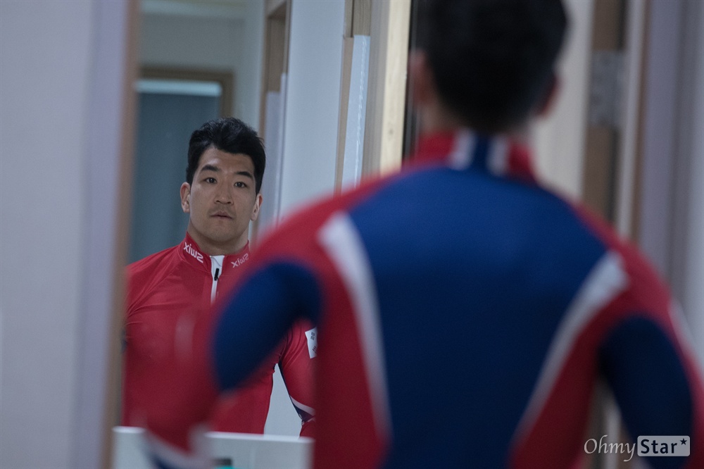  2018평창동계패럴림픽 개막 하루를 앞둔 8일 오후 강원도 평창 패럴림픽선수촌에서 크로스컨트리 스키-바이애슬론 이정민 선수가 시합에 입을 유니폼을 입어보고 있다.