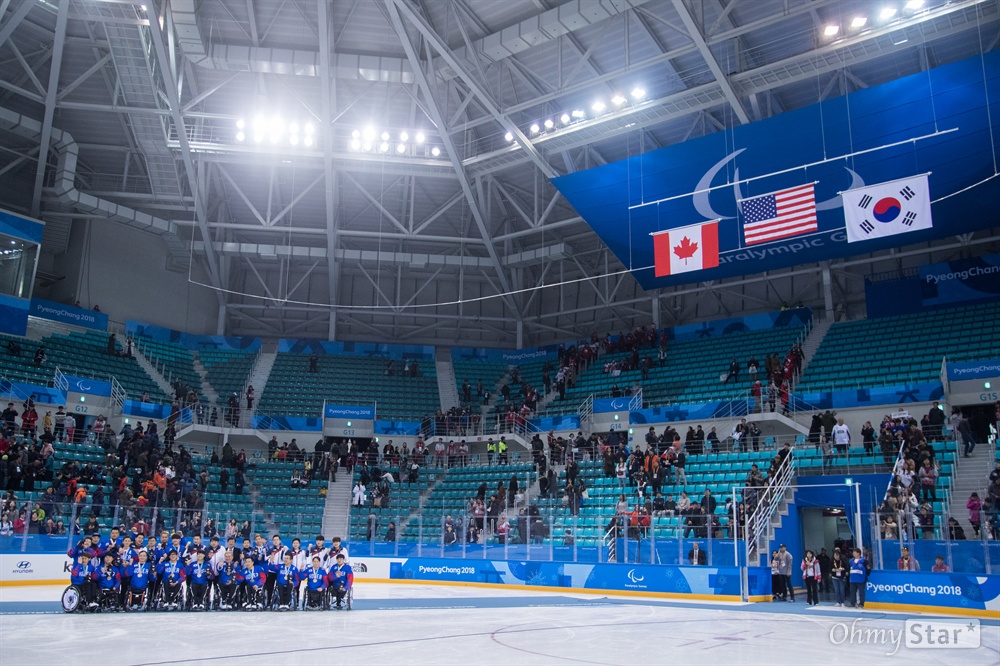  18일 강원도 강릉아이스하키센터에서 열린 2018평창동계올림픽 아이스하키 메달 수여식에서 한국 선수들이 동메달을 받고 기뻐하고 있다.