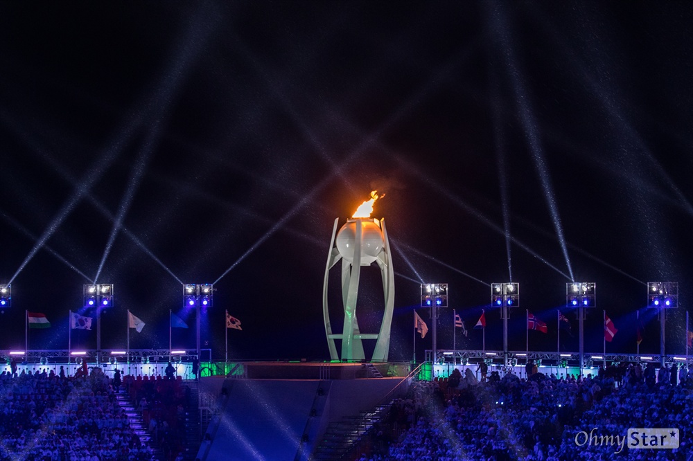  8일 오후 강원도 평창올림픽 스타디움에서 열린 2018 평창동계패럴림픽 폐회식에서 다양한 조명과 성화가 어우러져 경기장을 밝히고 있다.