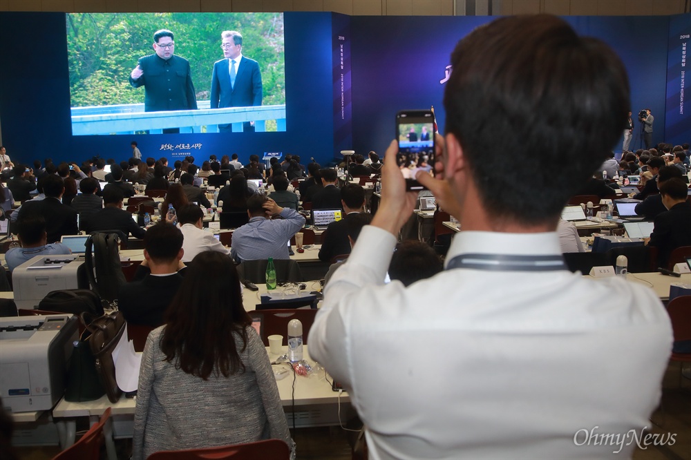 ìíì ìë ë¨ë ì ìíë´ ì§ì¼ë³´ë ì·¨ì¬ê¸°ì  27ì¼ ì¤í ê²½ê¸°ë ì¼ì° í¨íì¤ ë©ì¸íë ì¤ì¼í°(MPC)ì ë§ë ¨ë ëí ëª¨ëí°ì ë¬¸ì¬ì¸ ëíµë ¹ê³¼ ê¹ì ì ë¶í êµ­ë¬´ììì¥ì´ íë¬¸ì  ëë³´ë¤ë¦¬ ì°ì±íë ì¥ë©´ì´ ìì¤ê³ëì, ì·¨ì¬ê¸°ìê° ì´ë¥¼ ì§ì¼ë³´ë©° í´ëí°ì¼ë¡ ì´¬ìíê³  ìë¤.