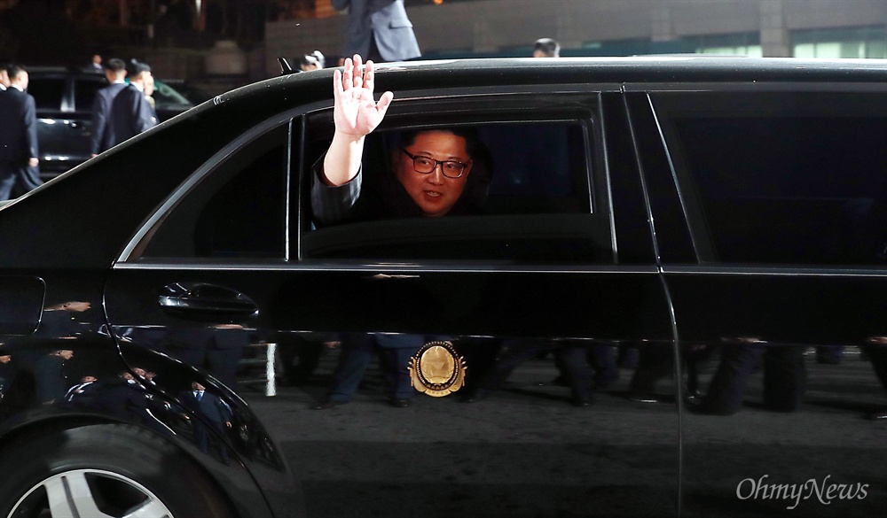 북으로 돌아가는 김정은 국무위원장 김정은 국무위원장이 27일 오후 판문점 남측 평화의 집 앞마당에서 열린 2018 남북정상회담 환송공연 '봄이 온다'를 관람한 뒤 승용차를 타고 떠나며 손을 흔들고 있다.