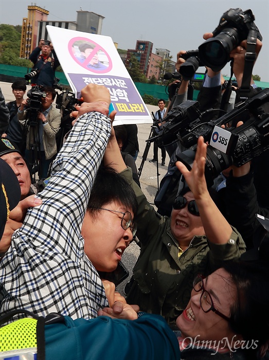 'ì ë¨ì¥ì¬ê¾¼ ë°ìí' ê·í í¼ì¼ ëºë íë¶ìë¤ ê²½ê¸°ì§ë³´ì°ë ë± ìë¯¼ë¨ì²´ íìì´ 5ì¼ ì¤í ê²½ê¸°ë íì£¼ ì¤ëì°íµì¼ì ë§ëìì ëë¶ì ë¨ ì´í¬ ê¸°ìíê²¬íë ë°ìí ìì ë¶íì´ëì°í© ëíë¥¼ ê·ííì, íë¶ìë¨ì²´ íìë¤ì´ 'ì ë¨ì¥ì¬ê¾¼ ë°ìí ì´ ëì ë ëë¼'ê° ì í í¼ì¼ì ëºê¸° ìí´ ëª¸ì¸ìì ë²ì´ê³  ìë¤.