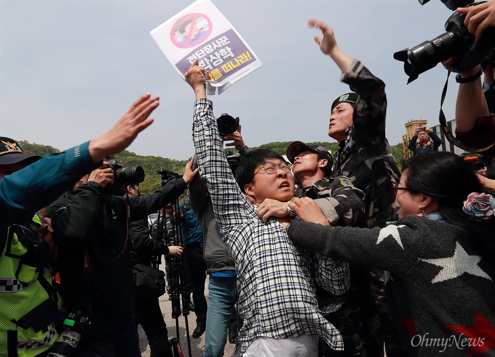 'ì ë¨ì¥ì¬ê¾¼ ë°ìí' ê·í í¼ì¼ ëºë íë¶ìë¤ ê²½ê¸°ì§ë³´ì°ë ë± ìë¯¼ë¨ì²´ íìì´ 5ì¼ ì¤í ê²½ê¸°ë íì£¼ ì¤ëì°íµì¼ì ë§ëìì ëë¶ì ë¨ ì´í¬ ê¸°ìíê²¬íë ë°ìí ìì ë¶íì´ëì°í© ëíë¥¼ ê·ííì, íë¶ìë¨ì²´ íìë¤ì´ 'ì ë¨ì¥ì¬ê¾¼ ë°ìí ì´ ëì ë ëë¼'ê° ì í í¼ì¼ì ëºê¸° ìí´ ëª¸ì¸ìì ë²ì´ê³  ìë¤.