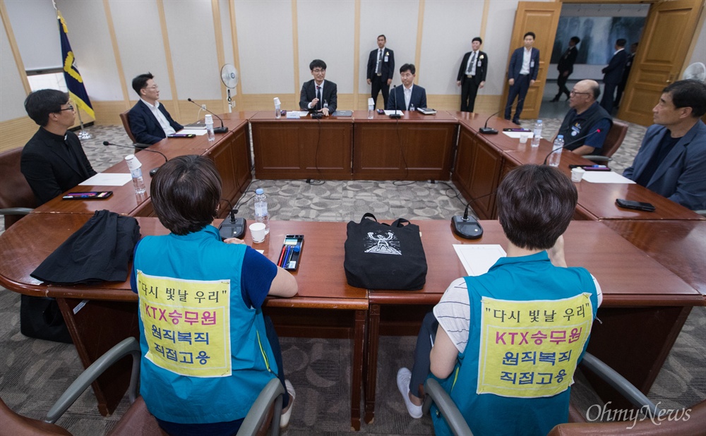  KTX 해고 승무원들이 30일 오후 서울 서초구 대법원에서 김환수 대법원장 비서실장과 면담을 하고 있다.