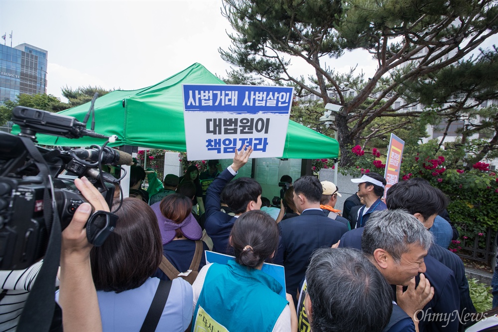  '대법원 사법농단 규탄 법률가'들이 5일 오전 서울 서초구 대법원 동문 앞에서 피해자들의 구제책을 마련과 진상규명을 위한 기자회견을 마치고 천막농성에 돌입히고 있다.