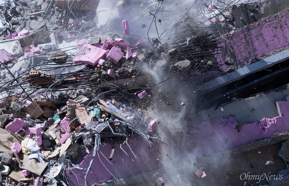  10일 오전 서울 동작구 상도유치원에서 지반이 무너지며 붕괴된 건물의 일부분을 철거하고 있다. 