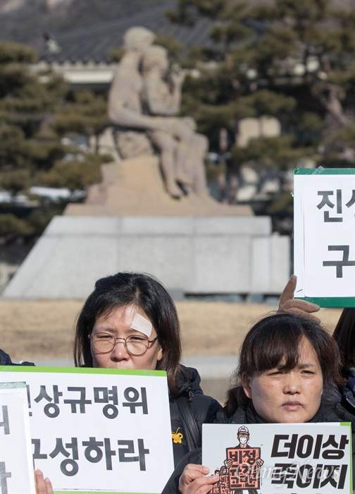 아들 잃은 두 엄마 산업재해, 재난, 참사로 인한 피해자, 유가족 등이 17일 오전 서울 종로구 청와대 앞 분수대에서 기자회견을 열고 최근 국회를 통과한 산업안전보건법 전면 개정안 이른바 ‘김용균법’의 실효성을 비판하며 위험의 외주화 중단과 진상규명위 구성을 촉구하고 있다. 제주 현장실습 도중 사망한 이민호군의 어머니(왼쪽)와 태안화력 비정규직으로 일하다 산업재해로 사망한 고 김용균씨의 어머니.