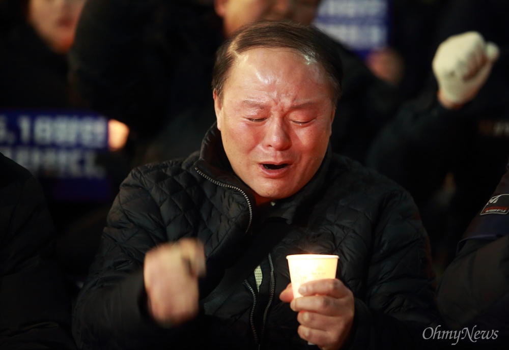 자유한국당사앞에서 눈물 쏟은 5.18유공자 14일 오후 서울 영등포구 자유한국당사앞에서 열린 '5.18망언 비호 자유한국당 해체 촉구 촛불집회'에서 5.18민주화운동유공자회 회원이 눈물을 흘리고 있다.