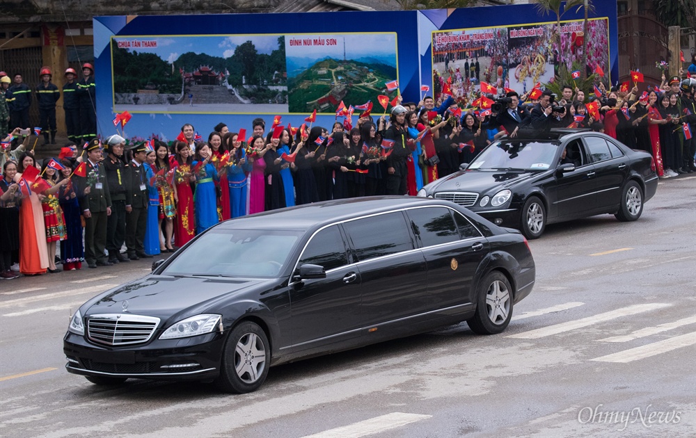  베트남 공식일정을 마친 김정은 북한 국무위원장이 2일 베트남 국경 동당역에서 전용열차에 오르긴 전 환송식에 참석하고 있다. 