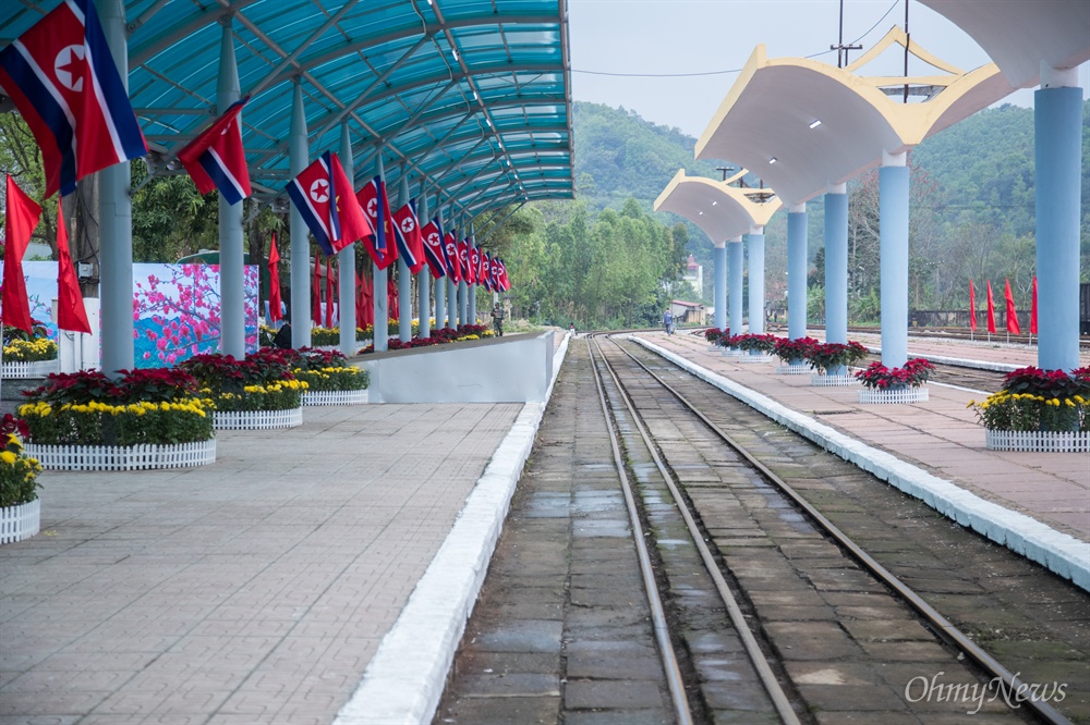  베트남 공식일정을 마친 김정은 북한 국무위원장이 2일 베트남 국경 동당역에서 전용열차에 오르긴 전 환송 인파에 감사 인사를 표하고 있다.
