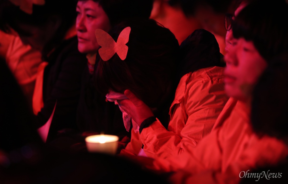  세월호 5주기를 앞둔 13일 오후 서울 광화문 광장에서 열린 세월호참사 5주기 기억문화제에서 공연을 보던 한 유가족이 눈물을 훔치고 있다.