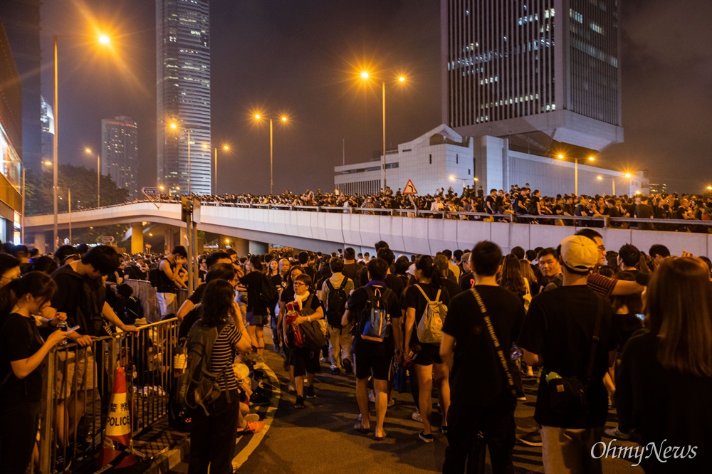  16일 오후 범죄인 인도법(일명 송환법) 폐지를 촉구하는 ‘검은 행진’에 참가한 홍콩 시민들이 중앙정부 청사를 향해 행진을 하고 있다.