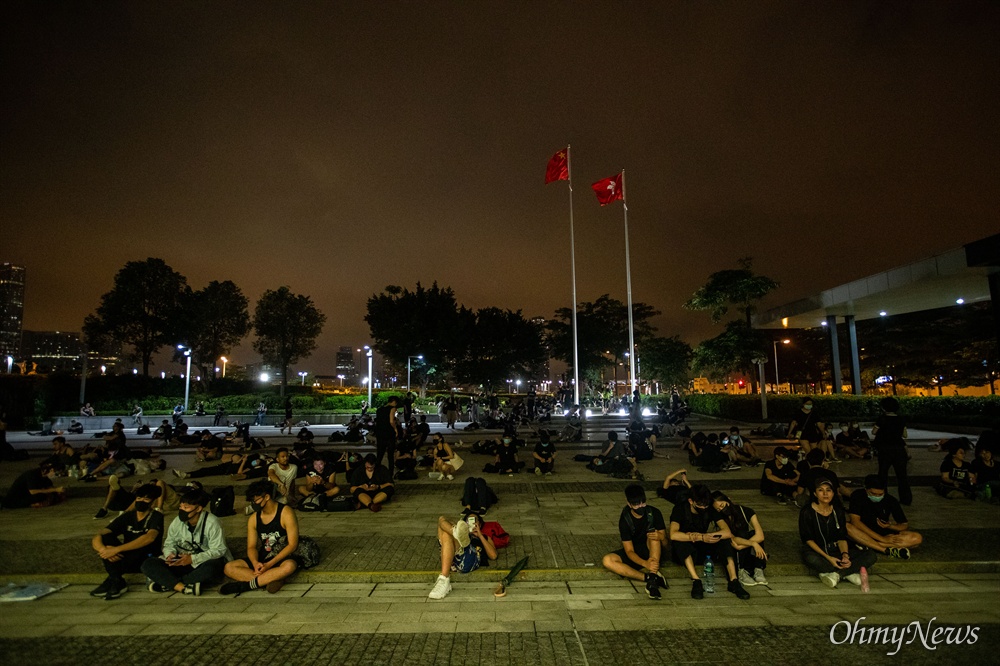  17일 오전 범죄인 인도법(일명 송환법) 폐지를 촉구하는 ‘검은 행진’에 참가한 홍콩 시민들이 중앙정부청사 내 광장에서 밤샘 농성을 이어가고 있다.