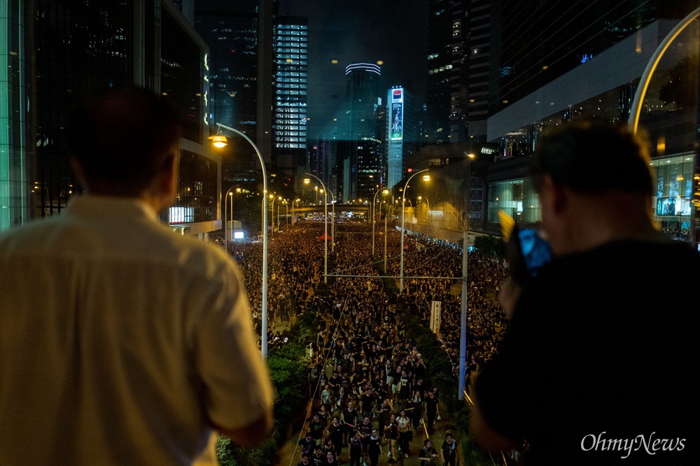 200만 '검은 행진' 16일 오후 범죄인 인도법(일명 송환법) 폐지를 촉구하는 ‘검은 행진’에 참가한 홍콩 시민들이 중앙정부 청사를 향해 행진을 하고 있다.