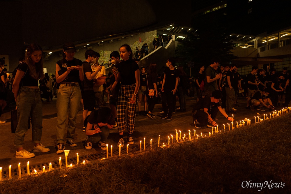  17일 오전 범죄인 인도법(일명 송환법) 폐지를 촉구하는 ‘검은 행진’에 참가한 홍콩 시민들이 행진을 마치고 중앙정부청사 주변에 촛불을 밝히고 있다. 