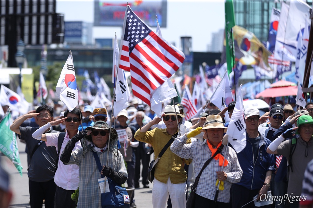  6일 오후 서울역 광장 앞에서 우리공화당 총동원령이 내려진 가운데 제 132차 태극기 집회가 열렸다.