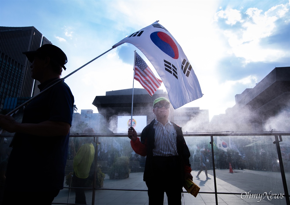 우리공화당 조원진, 홍문종 공동대표와 당원들이 6일 오후 서울 광화문광장에서 2차 태극기 집회를 열고 있다. 
