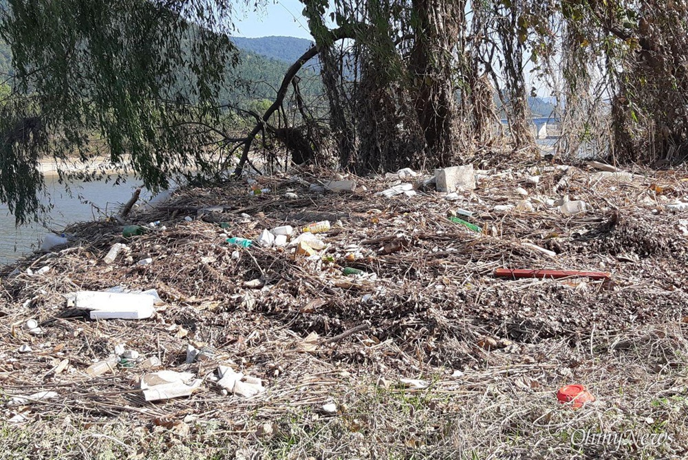  낙동강 창녕함안보 수위가 4대강사업 이후 처음으로 2.2m로 낮춰진 가운데 드러난 쓰레기.