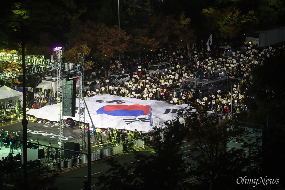  수많은 시민들이 2일 오후 서울 여의도광장 인근에서 열린 ‘제12차 공수처 설치, 검찰개혁 여의도 촛불문화제’에 참석해 공수처 설치 등 검찰개혁을 담은 입법 처리를 촉구하고 있다.
