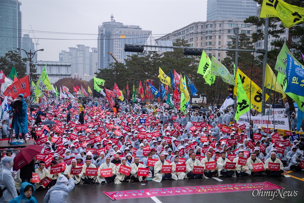 한국농축산연합회 회원들이 13일 오후 서울 여의도 국회 앞에서 WTO농업분야 개도국 포기 규탄 전국농민총궐기 대회를 열고 있다.