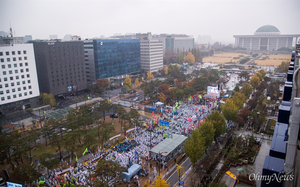 한국농축산연합회 회원들이 13일 오후 서울 여의도 국회 앞에서 WTO농업분야 개도국 포기 규탄 전국농민총궐기 대회를 열고 있다.