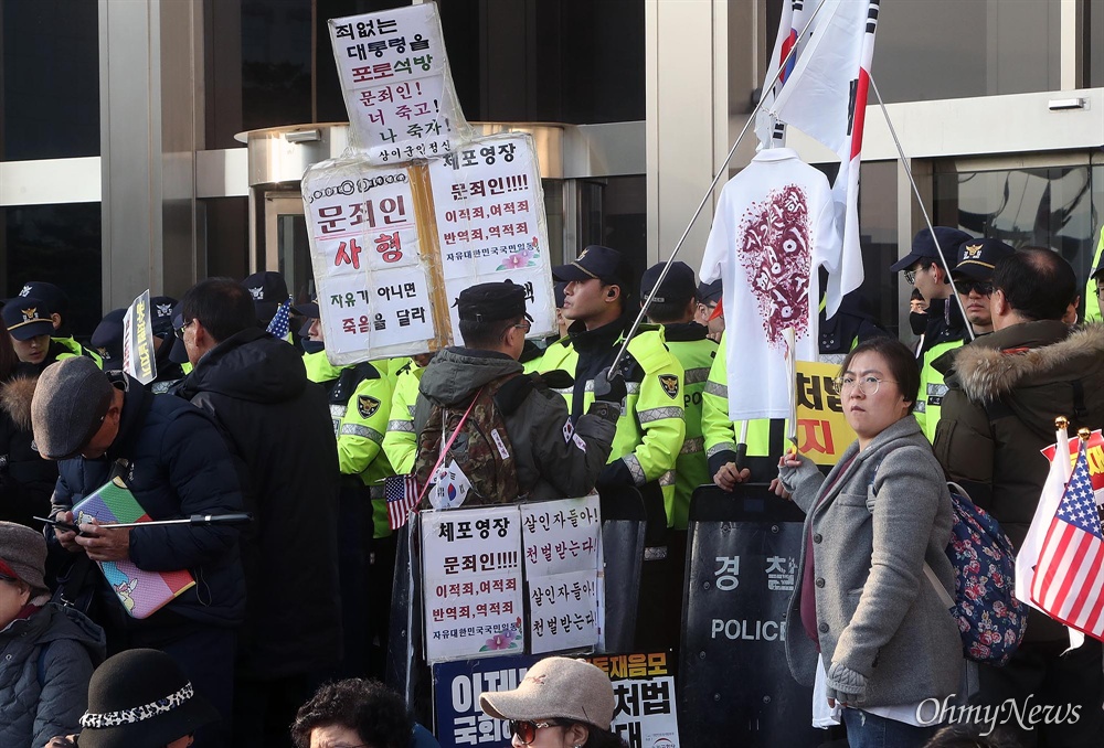  보수성향 시민단체 연합인 ‘반대한민국세력축출연대’ 등 자유한국당 지지자들이  16일 오후 서울 여의도 국회 본청 앞을 점거한 채 패스트트랙에 지정된 선거법, 공수처법 처리를 반대하고 있다.