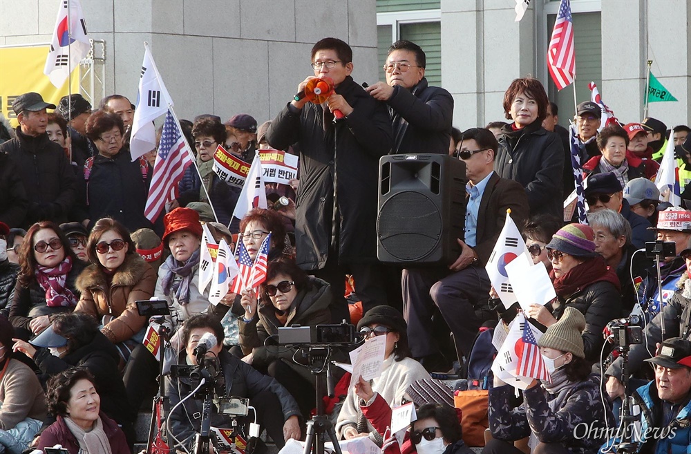  김문수 전 경기도지사와 주옥순 엄마부대 대표, 보수성향 시민단체 연합인 ‘반대한민국세력축출연대’ 등 자유한국당 지지자들이  16일 오후 서울 여의도 국회 본청 앞을 점거한 채 패스트트랙에 지정된 선거법, 공수처법 처리를 반대하고 있다.