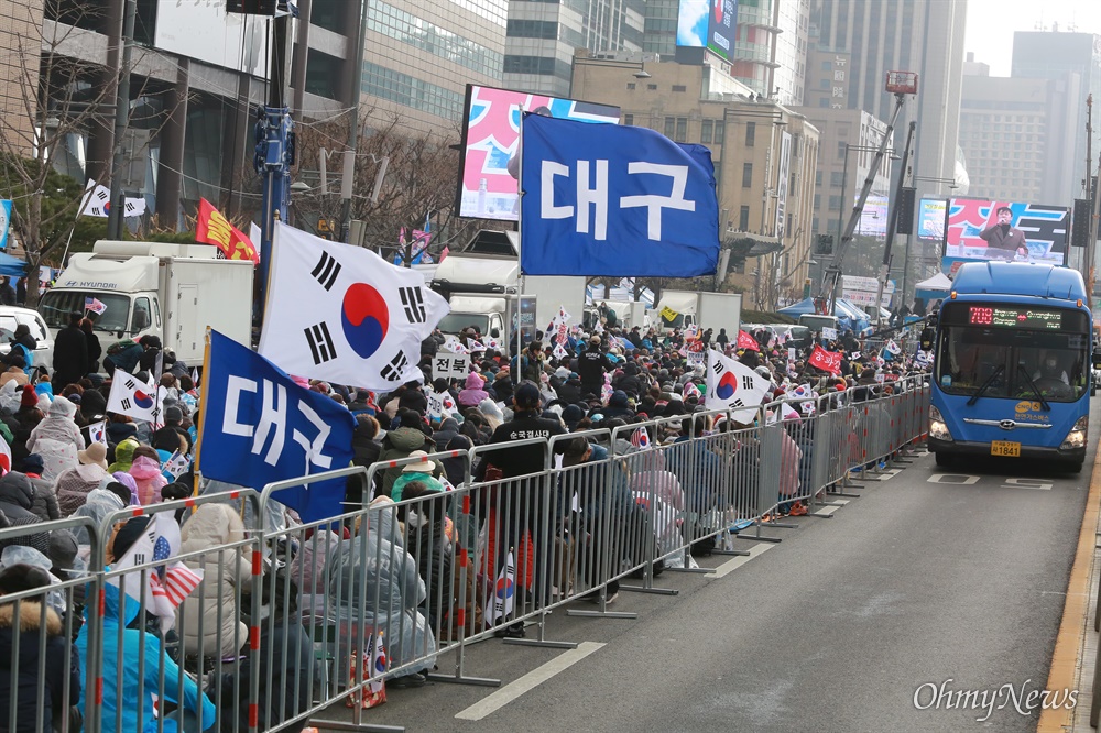 '코로나19' 확산 우려속 대구 참가자들 광화문집회 참석 '코로나19' 확산을 막기 위해 박원순 서울시장이 '감염병의 예방 및 관리에 관한 법률 제49조'에 의거 광화문광장 등 도심집회를 금지한 가운데 22일 오후 서울 광화문광장에서 문재인하야범국민투쟁본부(대표 전광훈 목사) 주최 대규모 집회가 강행되었다. 집회에는 대규모 확진자가 발생한 '대구'에서도 깃발을 들고 집회에 참가했다.