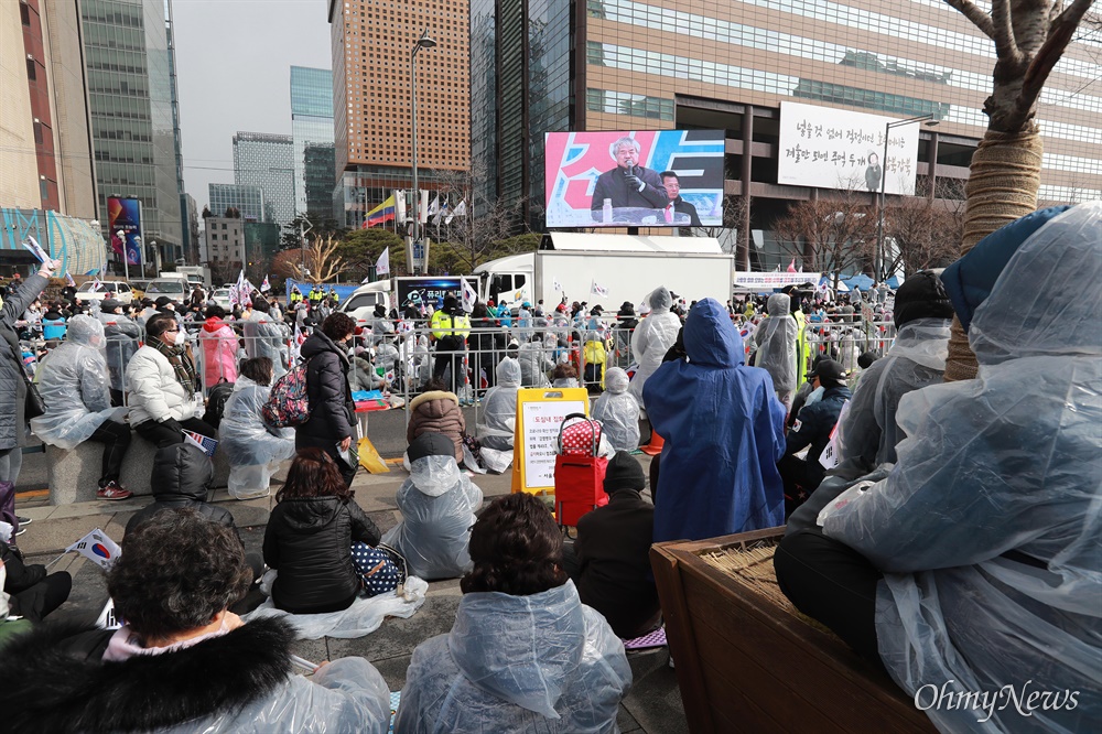 '코로나19' 불구하고 대규모 집회 강행한 전광훈 목사 '코로나19' 확산을 막기 위해 박원순 서울시장이 '감염병의 예방 및 관리에 관한 법률 제49조'에 의거 광화문광장 등 도심집회를 금지한 가운데 22일 오후 문재인하야범국민투쟁본부 대표 전광훈 목사가 서울 광화문광장에서 대규모 집회를 강행하며 연단에서 발언하고 있다.