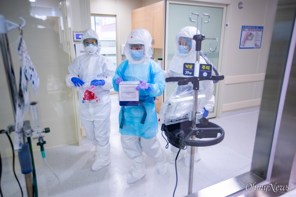  분당서울대병원 39 감염관리병동 간호사들이 음압병동 내에서 환자에게서 채취한 검체를 운반하고 있다.
