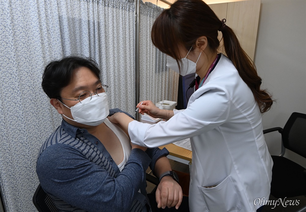  9일 오후 서울 중구 국립중앙의료원 중앙예방접종센터에서 열린 코로나19 백신 접종 모의 훈련에서 의료진이 훈련 참가자에게 백신을 접종하고 있다.