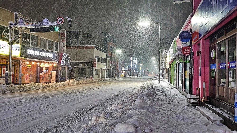 폭설 긴 가뭄 끝에 반가운 눈이 내렸음에도 뉴스는 지역 주민들의 이야기가 아닌 서울-양양 간 고속도로에 발이 묶인 차들에 대해서만 보도를 내보내고 있었다.