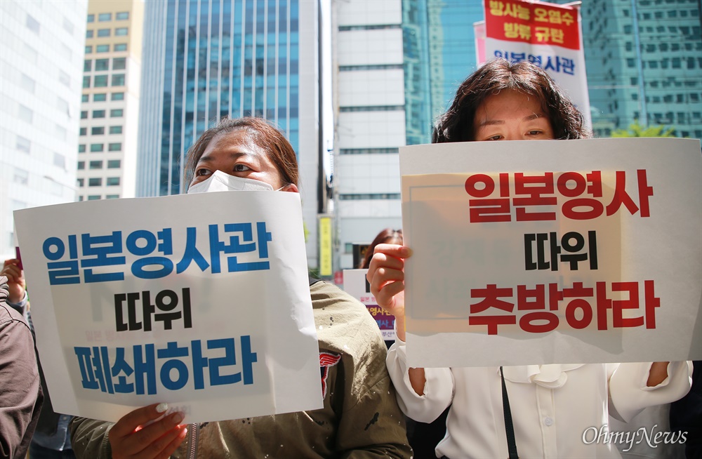  28일 부산 동구 일본영사관 앞에서 일본군 ‘위안부’ 문제해결을 위한 부산여성행동 주최로 64차 부산 수요시위가 열리고 있다.