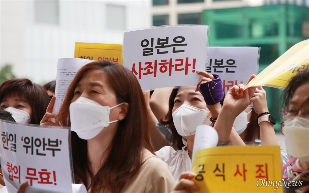  26일 부산 동구 일본영사관 평화의 소녀상 앞에서 65차 부산 수요시위 행사가 열리고 있다. 