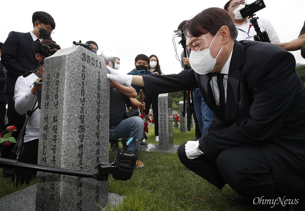  윤석열 전 검찰총장이 6일 오전 대전시 유성구 국립대전현충원 천안함 46용사묘역을 찾아 헌화 뒤 묘역을 둘러보고 있다.