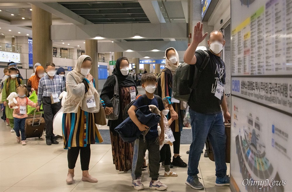  26일 오후 인천공항 1터미널에서 아프간에서 한국을 도왔 던 조력자들이 특별입국자 신분으로 입국하고 있다.