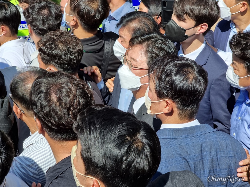  유승민 국민의힘 대선경선 후보가 19일 낮 박정희 전 대통령 생가에  추모하기 위해 올라가자 우리공화당 당원들이 거세게 막아서면서 충돌이 일어났다.