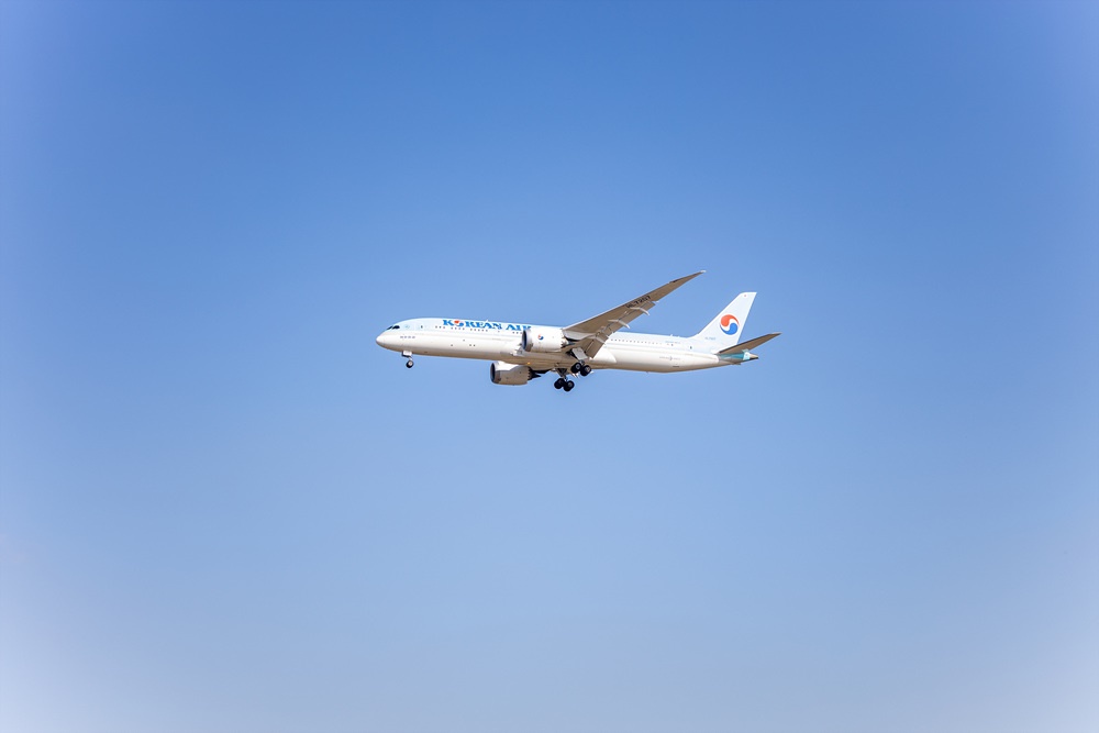  인천국제공항을 오가는 힘찬 엔진소리와 함께 항공기의 이착륙을 관찰할 수 있는 인천공항 하늘정원.
