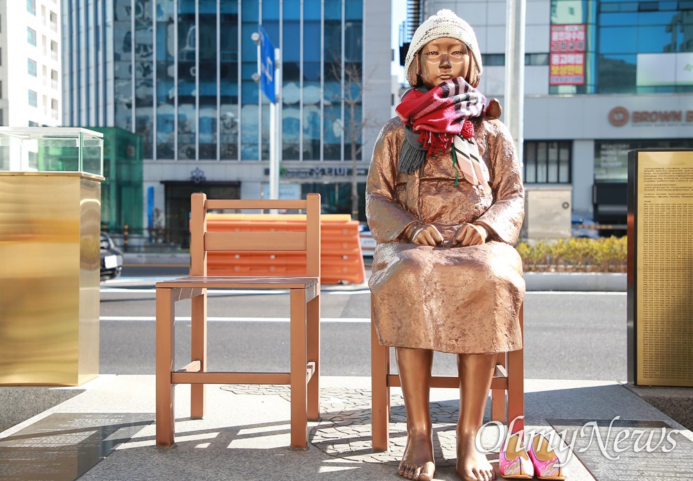  새해에는 부산 일본영사관 앞 수요시위가 더 많이 열린다. 한일'위안부'합의 폐기, 일본의 전쟁범죄 사죄배상을 요구하며 일본영사관 후문에 세워진 부산 평화의 소녀상. 추운 날씨에 한 시민이 만든 목도리를 둘렀다.