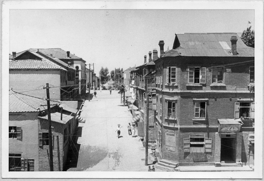  1962년 5월, 중화루 요릿집에서 차이나타운 거리를 바라본 모습. 윤의웅 화백의 작품 속 풍경과 같다.