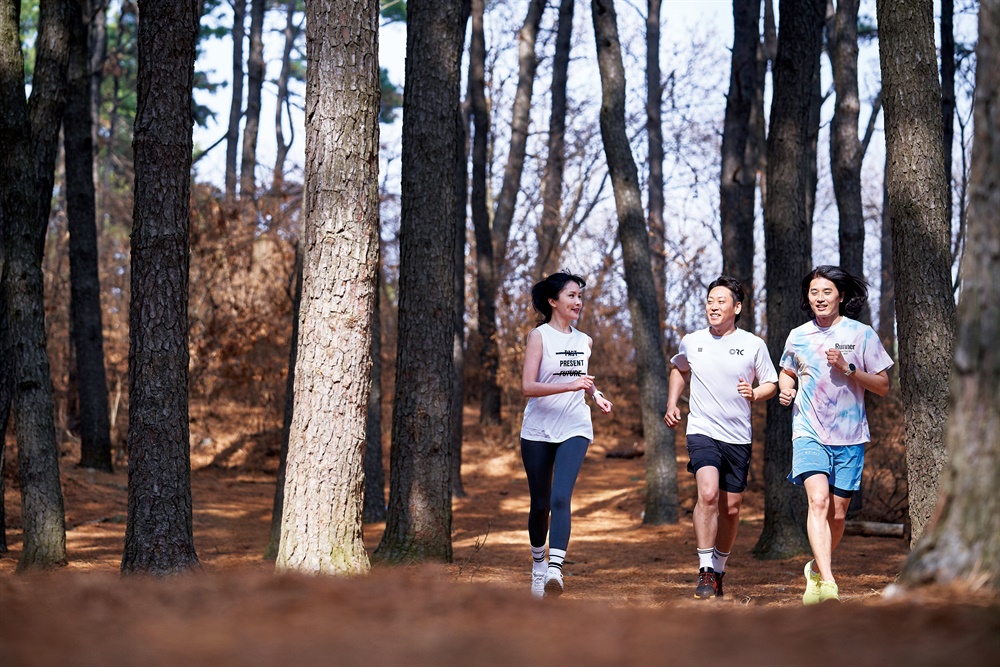  숲속을 달리는 이미경·이연수·전동석씨(왼쪽부터)
