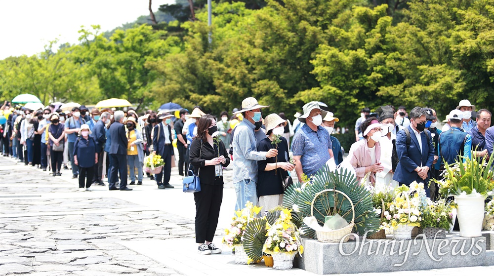  노무현 전 대통령 서거 13주기인 23일 경남 김해시 진영읍 봉하마을에 추모객들이 이어지고 있다. 