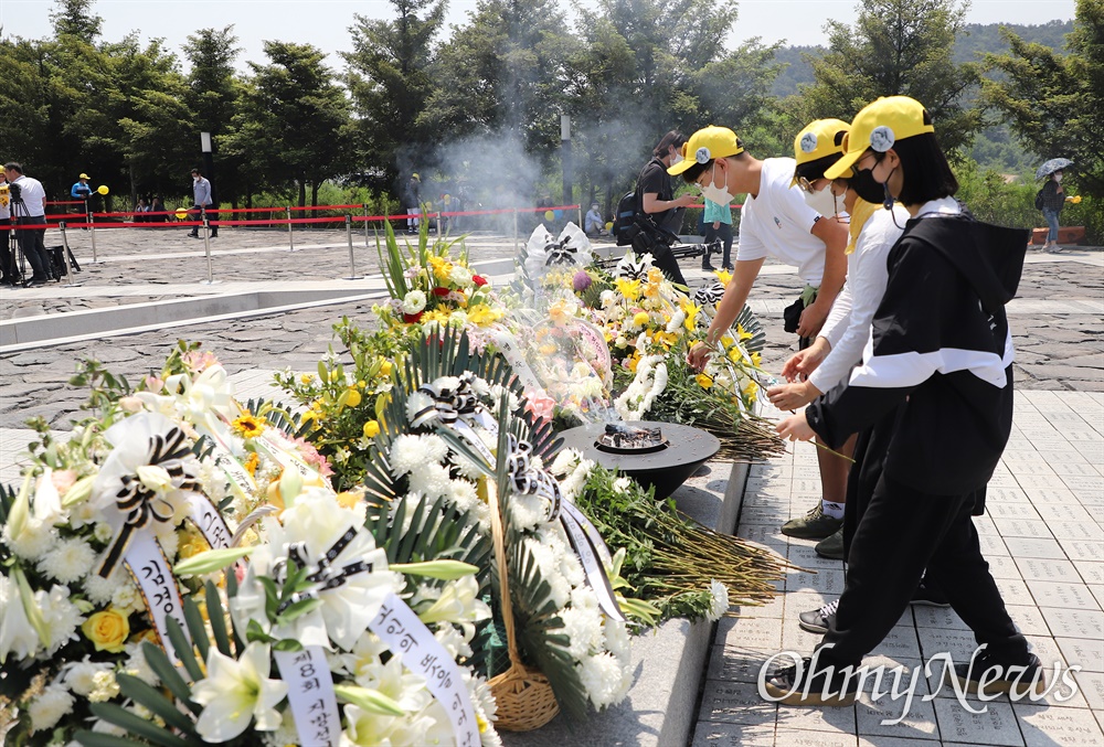  노무현 전 대통령 서거 13주기인 23일 경남 김해시 진영읍 봉하마을에 추모객들이 이어지고 있다. 