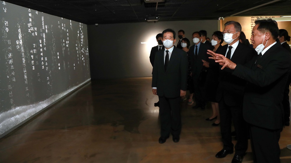  5월 23일 봉하마을 깨어있는시민 문화체험전시관을 찾은 문재인 전 대통령.
