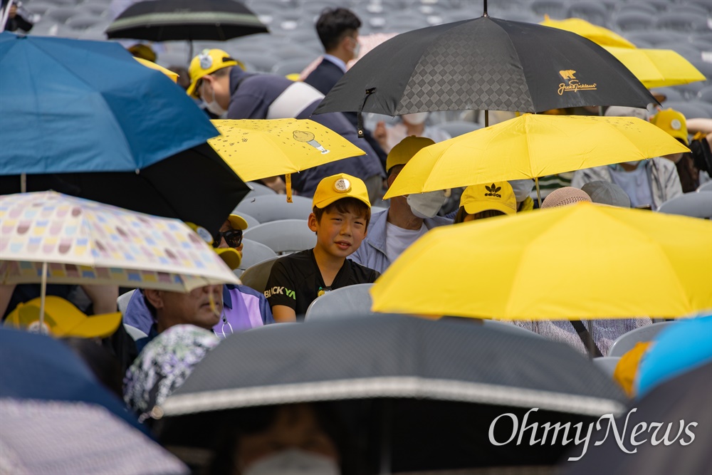  23일 오후 경남김해 봉하마을에서 고 노무현 전 대통령 13주기 추도식 시민들이 참석하고 있다. 