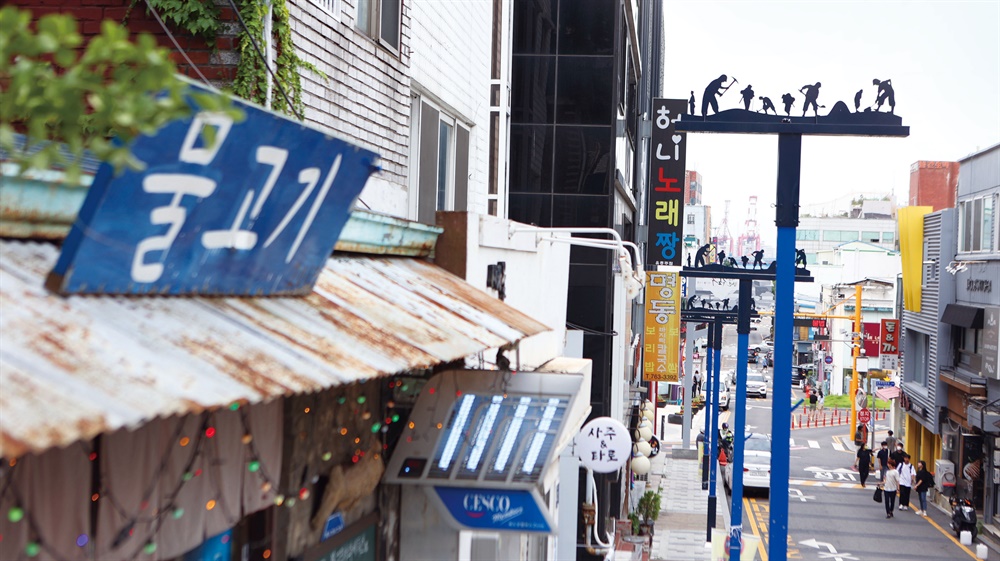  '물고기'에서 내려다본 청년 김구 거리