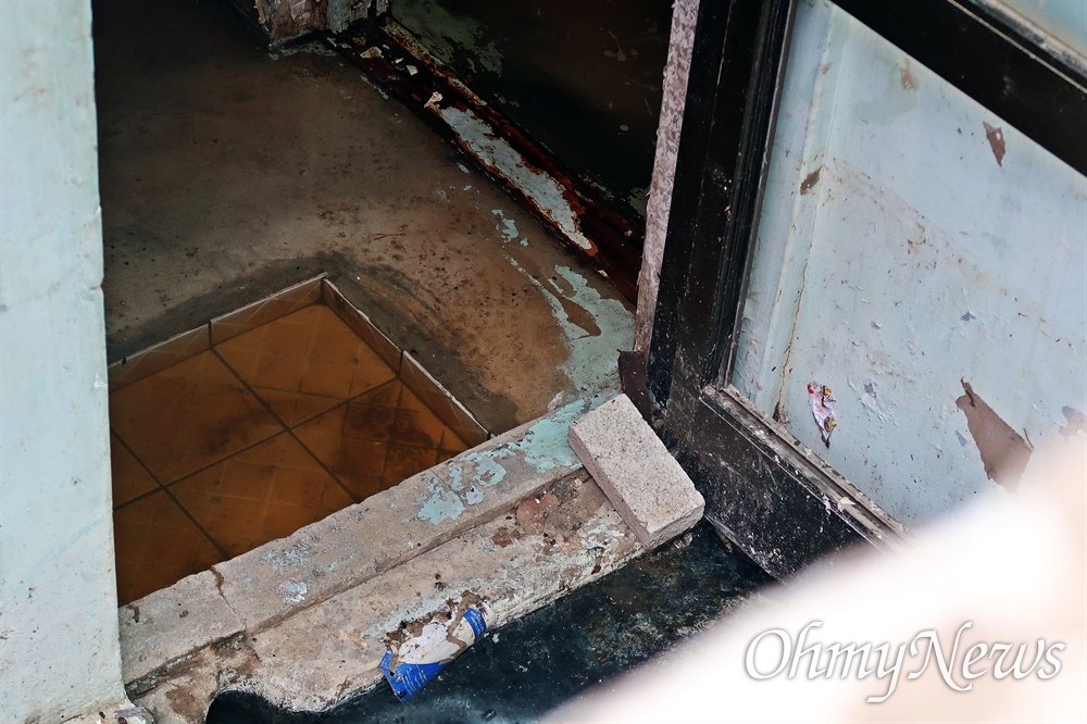  지난 8일 폭우로 사망자가 발생한 서울 동작구 상도동의 한 반지하 주택을 약 2주 후인 24일 찾았다. 